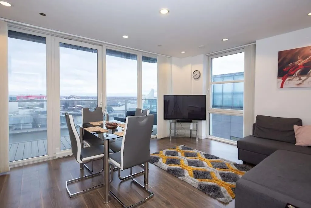 Stylish Mediacity 2Bed, Sleeps 6, Amazing Views-1
