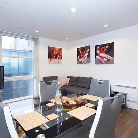 Stylish Mediacity 2Bed, Sleeps 6, Amazing Views-2